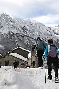l'ultima salita innevata, sullo sfondo la Frazione Perinera e la corona di montagne dell'Alta Valle di Viù con in testa il Monte Rocciamelone